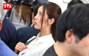 直穿きパンスト姿のOL3人、満員電車で追い込まれる羞恥企画