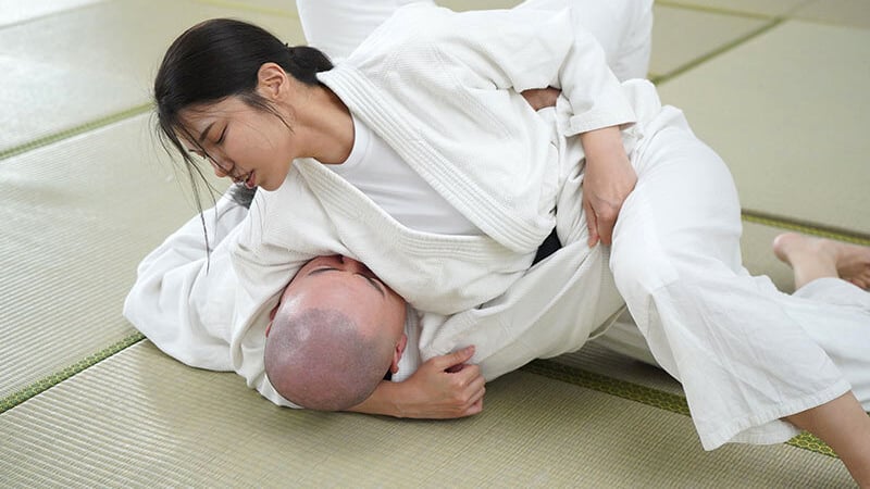 柔道歴15年で関東の頂点に立った173cmのKカップ。男を投げ飛ばして跨る黒帯の初陣