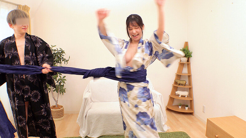 浴衣と花火大会前の場面をゲーム参加に組み合わせた、四人紹介の夏の企画