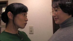 旦那が仕事に出た途端の真昼、招き入れた相手の上着の下にはセクシー下着。中年妻二人だけの昼下がり