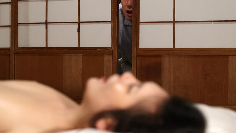 夫を亡くして息子と二人きりになった母が、寂しさの末に母から女へ変わっていく禁断の家族ドラマ